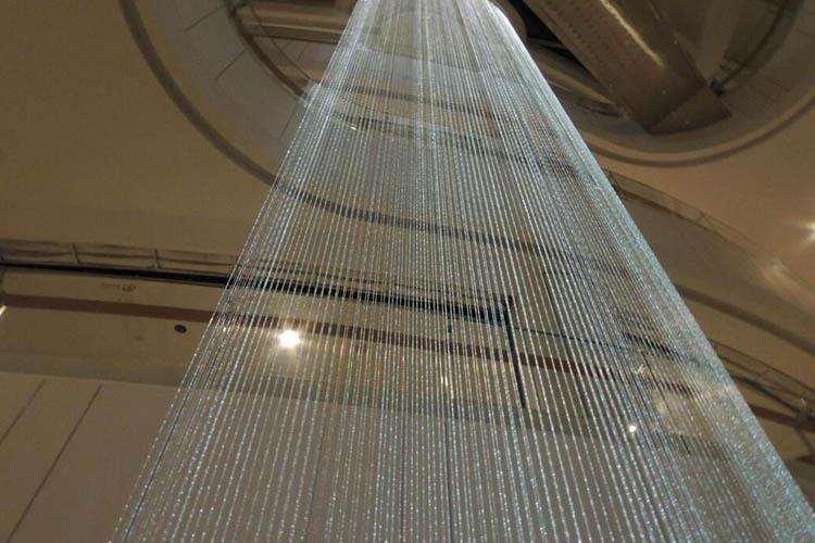 水體沿著專業光纖線流動，構成了無聲的閃爍可變化的水幕，并在室內起到觀賞、配合室內設計的作用