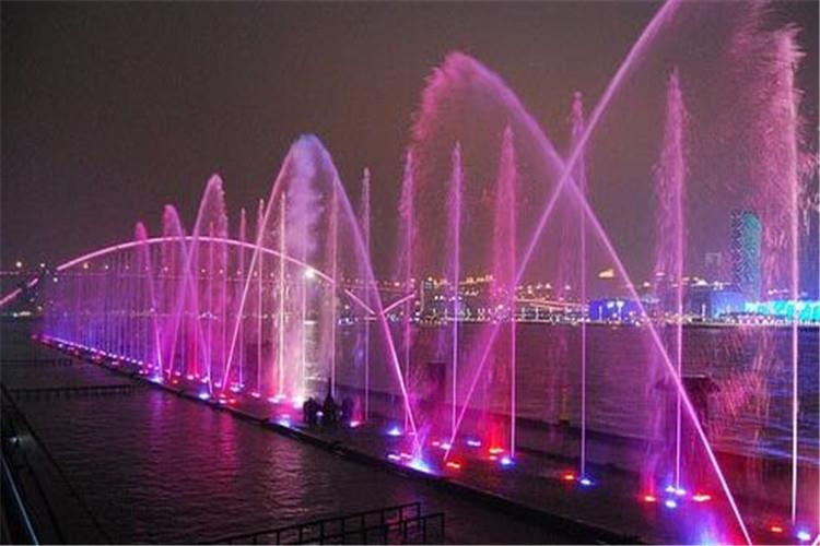 若跑動噴泉進水管與水泵進水口直徑持平時，應在水泵進水口和彎頭之間加一向管