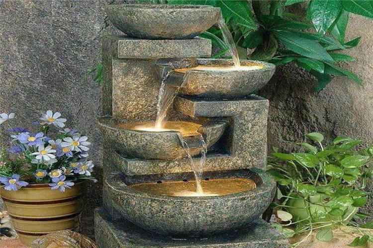 流水噴泉較大特點就是：可以凈化空氣、加濕除塵、釋放大量的氧分子、特有的獨立功水系統、能自動變化出多樣式噴水方式、很少向外濺水滴等
