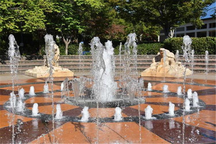 大型公園噴泉表演，對周邊環境和人都起著環保健康的功能