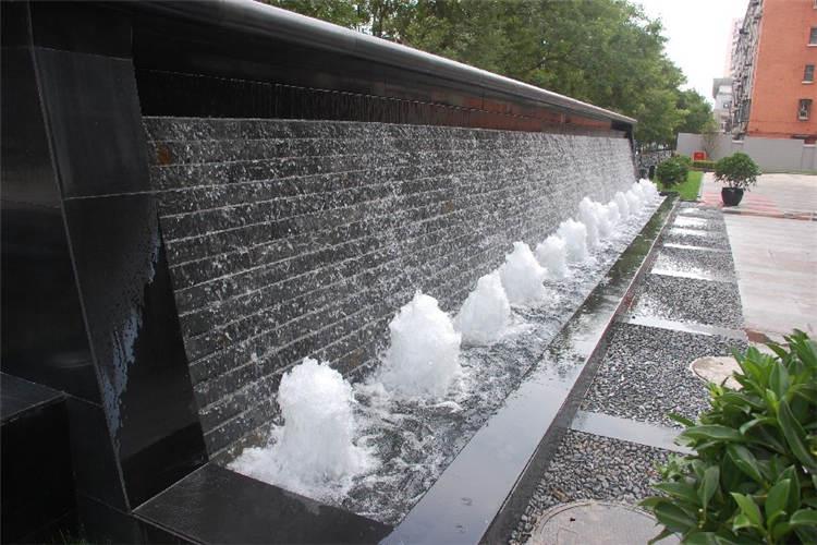 水下彩燈是噴泉水景的組件中極易損壞的部件，所以彩燈的日常維護也是極為重要的