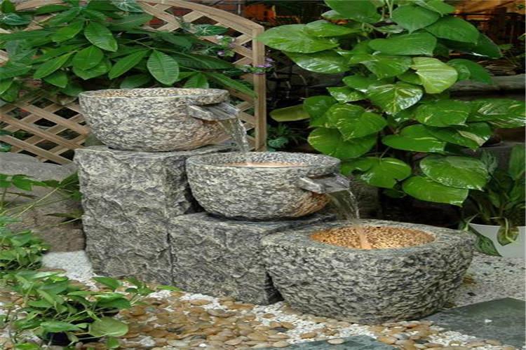 流水噴泉較大特點就是：可以凈化空氣、加濕除塵、釋放大量的氧分子、特有的獨立功水系統、能自動變化出多樣式噴水方式、很少向外濺水滴等